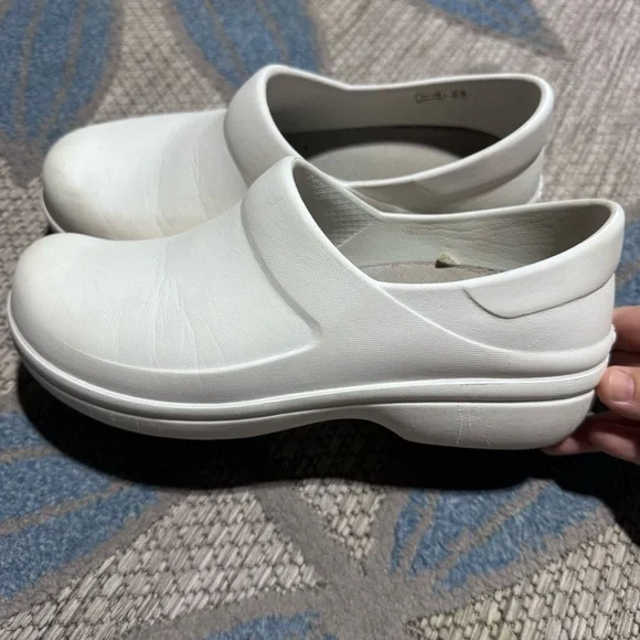 Crocs dual comfort white clogs nursing womans Size 8 - Picture 5 of 7